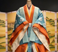 千年続く物語――女子宮廷装束の華、京都産業大学ギャラリー企画展をレポート