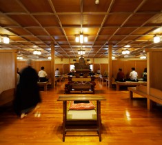 自分をみつめるプチ修行。ジワジワと人気を集める、駒澤大学日曜講座で坐禅を体験！