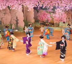 京都造形大を舞台に、芸舞妓が舞い踊る「都をどり in 春秋座」