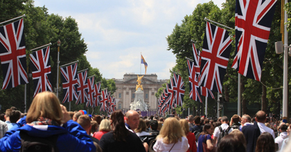 民主主義体制の下、英国王室が存続する理由は？