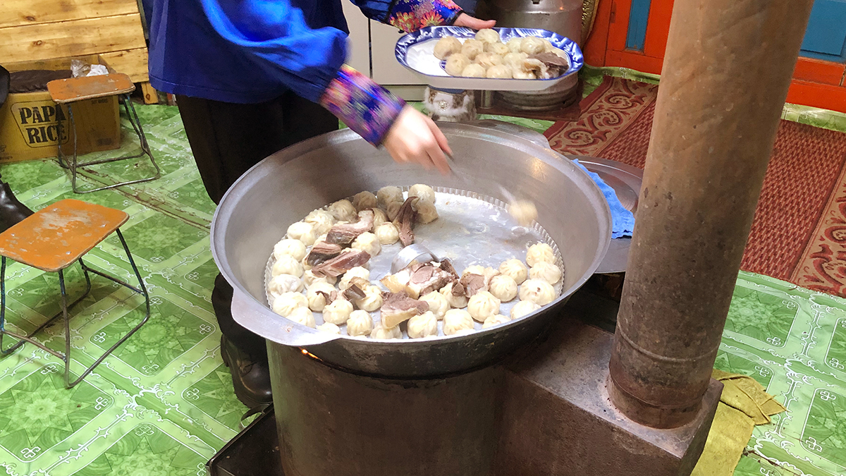 草原の「赤い食べ物（オラーン・イデー）」と「白い食べ物（ツァガーン・イデー）」