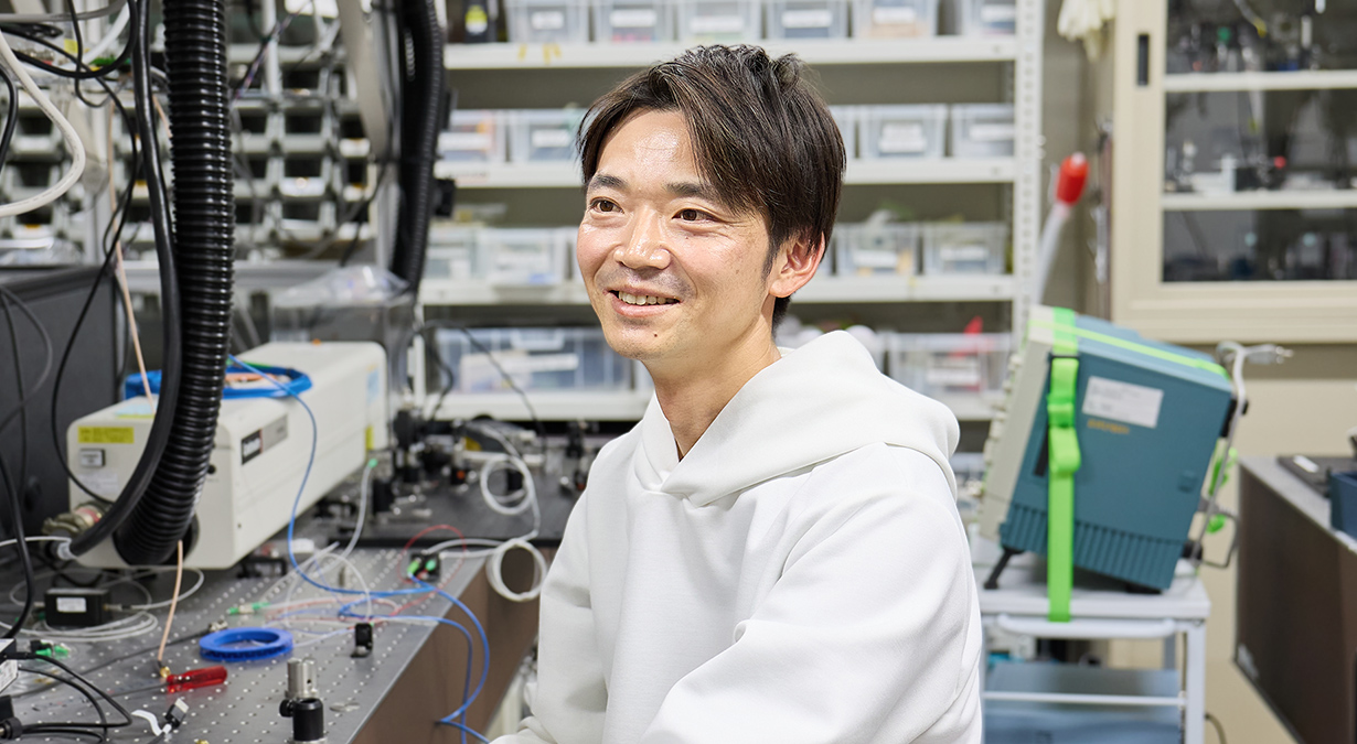 新世代の光技術「光周波数エレクトロニクス」で、アト秒での通信速度を実現する未来を拓く。