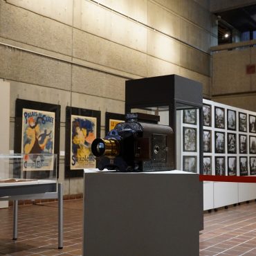 幻燈（ガラススライド）が投影した異国のデザイン。京都工芸繊維大学の展示でみる教材として...